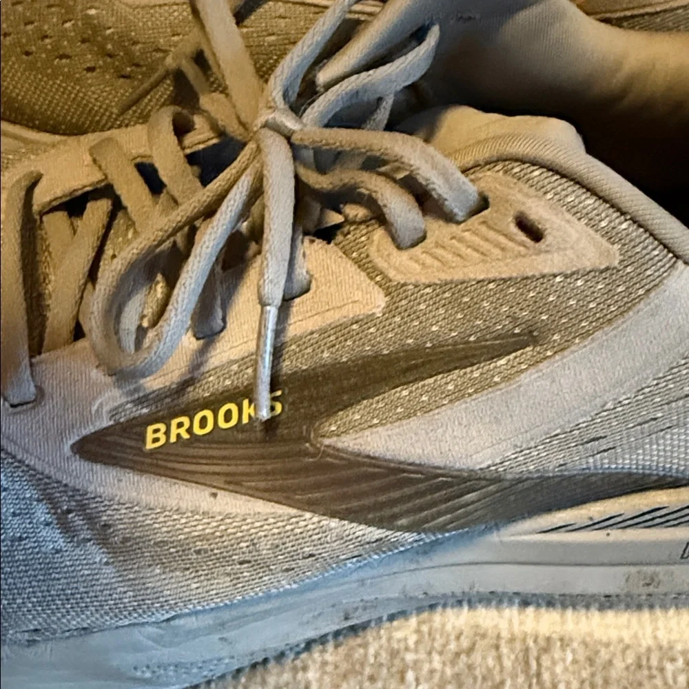 Brooks Men's Gray Athletic Shoes